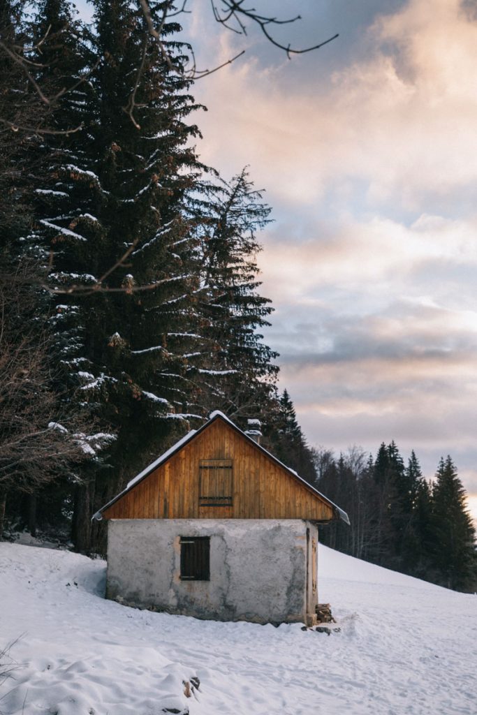 La cabane non-gardée des ravines au col du granier. crédit photo : Clara Ferrand - blog WIldroad