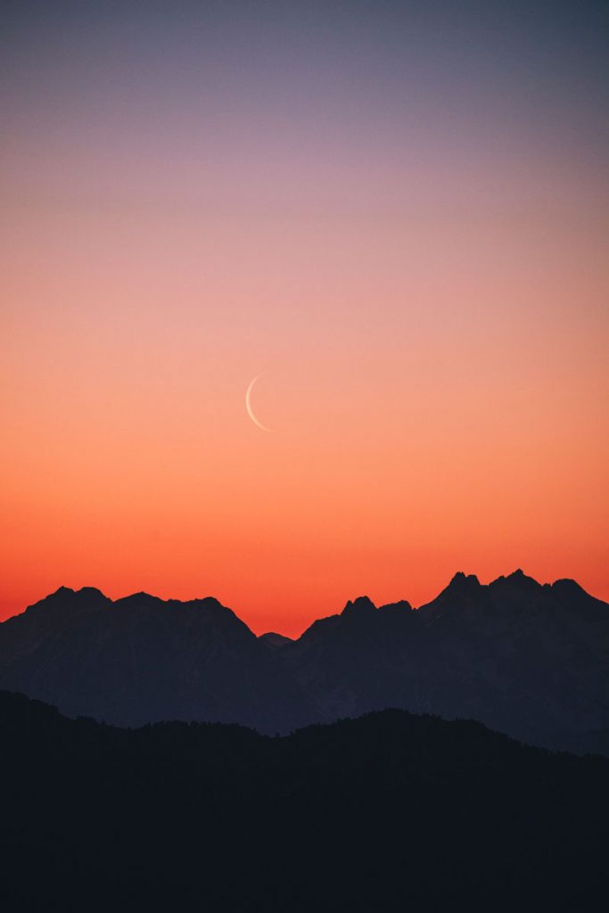Lever de soleil depuis le bivouac sur les Alpes. crédit photo : Clara Ferrand -blog Wildroad