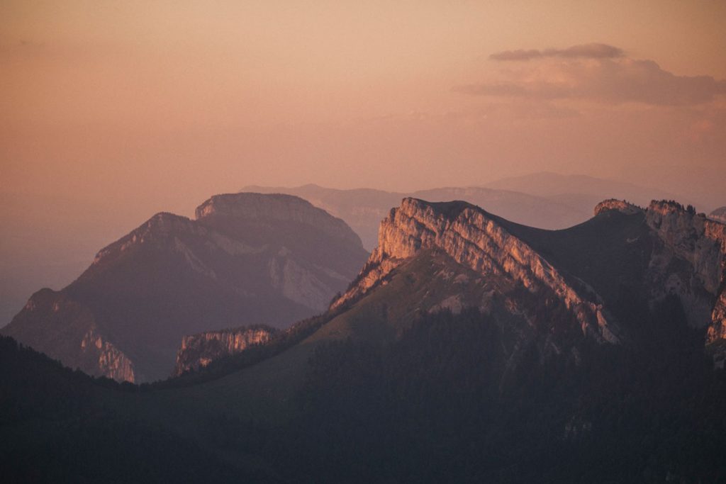 Le panorama sur le massif de la Chartreuse au sommet du Charmant Som. crédit photo : Clara Ferrand - blog Wildroad