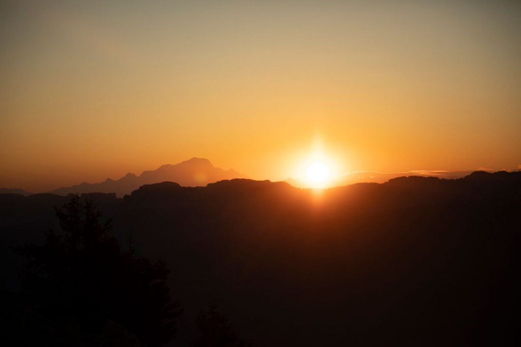 Lever de soleil sur le massif du mont bLanc depuis la Chartreuse. crédit photo : Clara Ferrand - blog Wildroad