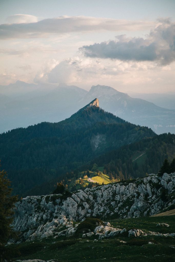 Le sommet de la Pinéa depuis la randonnée au commet du Charmant Som dans la chartreuse. crédit photo : Clara Ferrand - blog Wildroad