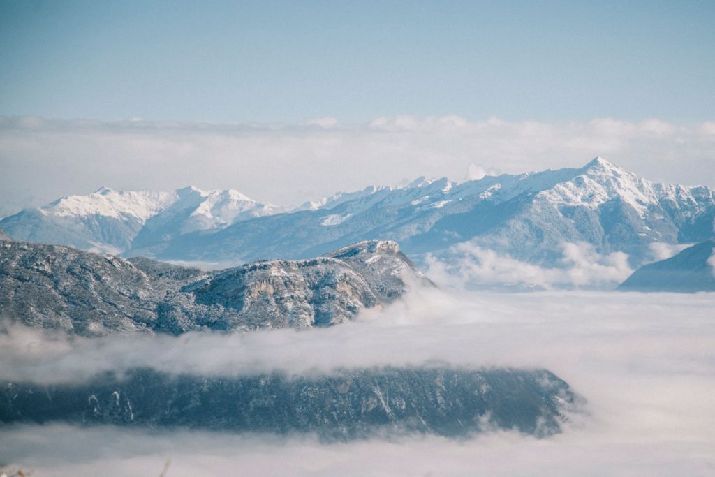 le panorama sur les Bauges et les Belledonnes depuis le col du Granier. Crédit photo : Clara Ferrand - blog WIldroad