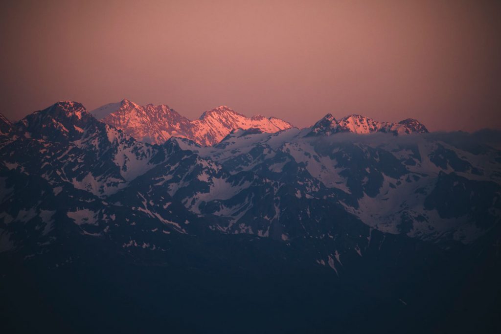 Coucher de soleil sur les Belledonnes depuis la pointe de la Galoppaz. crédit photo : Clara Ferrand - blog Wildroad