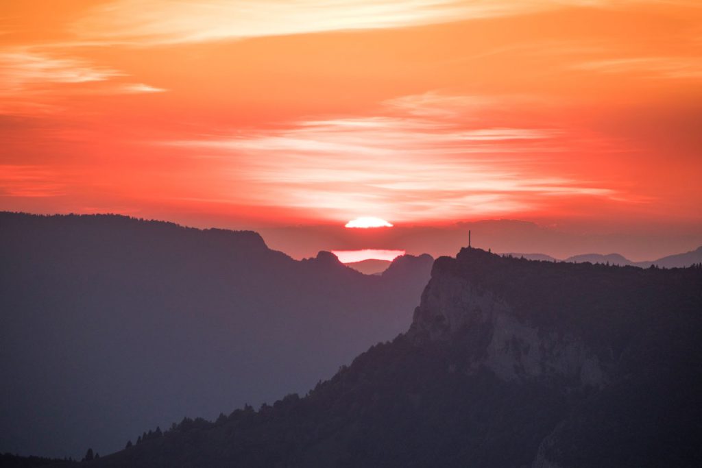 Coucher de soleil sur La Croix du Nivolet et la dent du Chat. crédit photo : Clara Ferrand - blog Wildroad