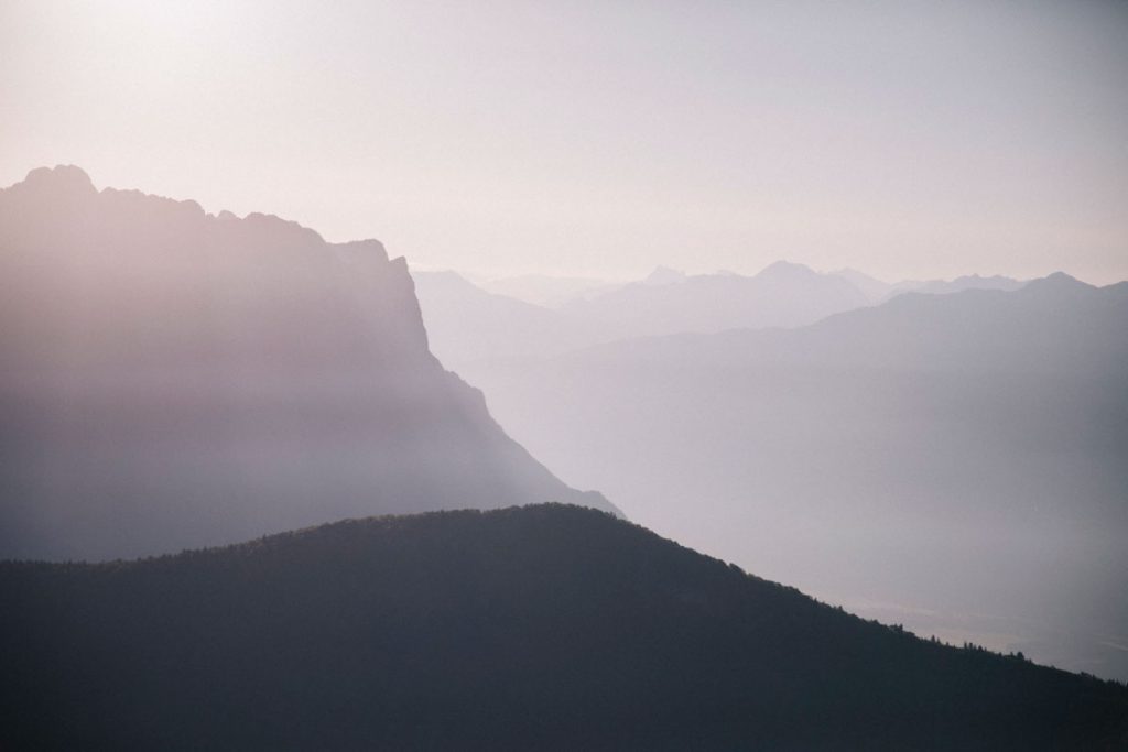 La dent de l'Arclusaz au lever du soleil. crédit photo : Clara Ferrand - blog Wildroad