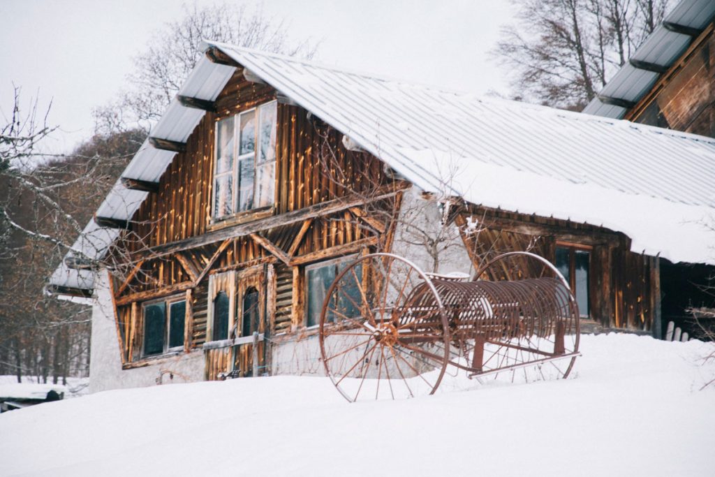Les granges de Joigny en hiver en Chartreuse.  crédit photo : Clara Ferrand - blog Wildroad