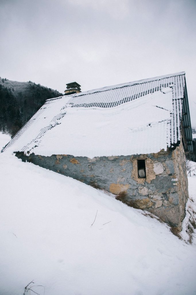 Les granges de Joigny au départ du col du Granier. crédit photo : Clara Ferrand - blog Wildroad