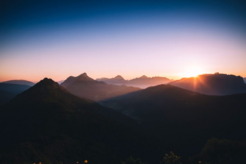 Lever de soleil sur les sommets des Bauges en Savoie et Hautes Savoie. crédit photo : Clara Ferrand - blog Wildroad