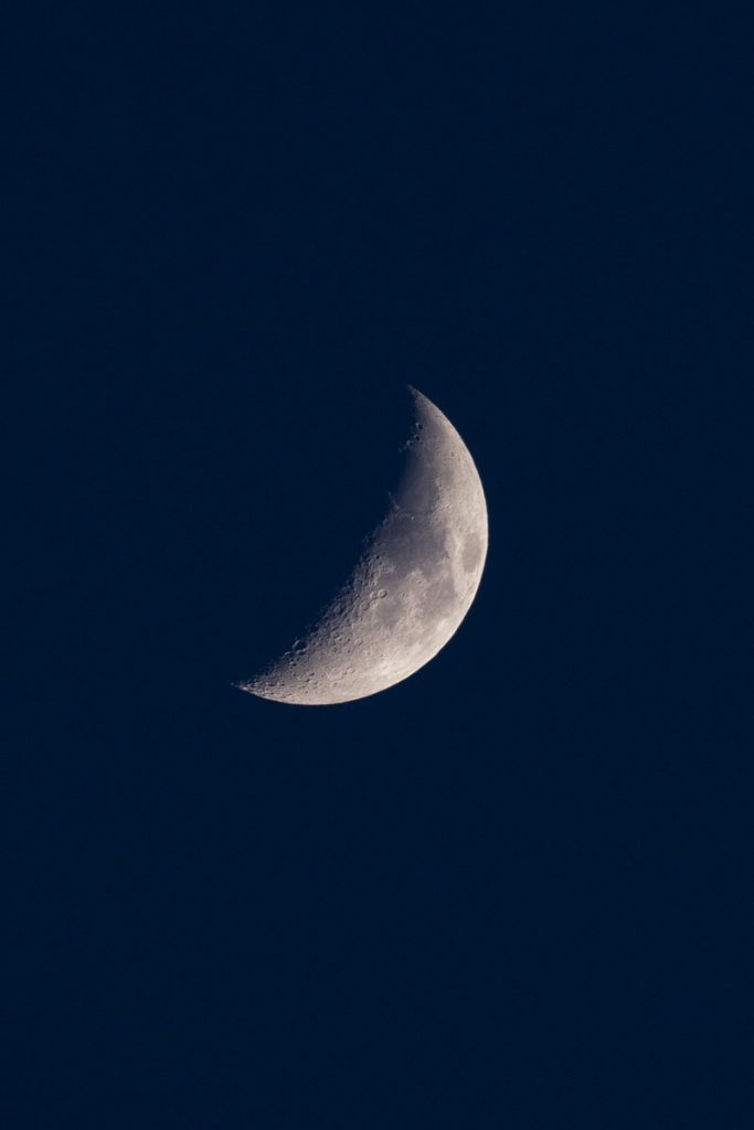 La lune au téléobjectif depuis notre bivouac dans les Bauges. crédit photo : Clara Ferrand - blog Wildroad