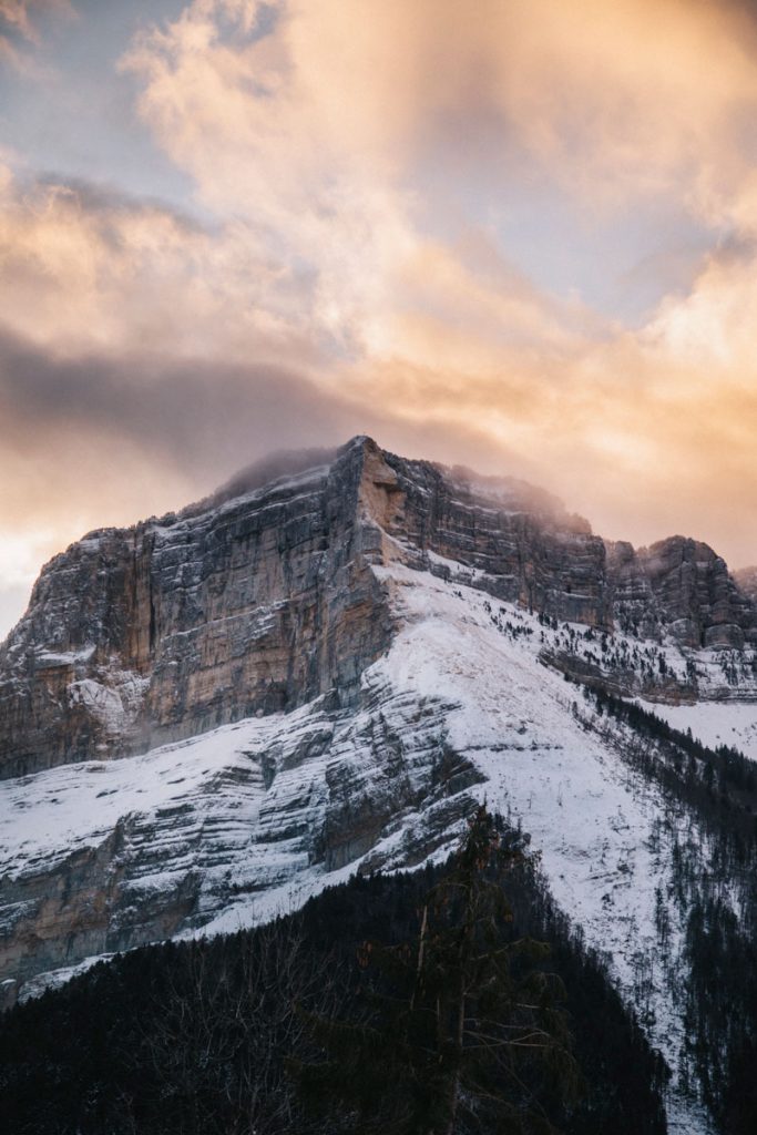 Coucher de soleil sur le granier depuis le col du granier dans la Chartreuse en hiver. crédit photo : Clara Ferrand - blog Wildroad