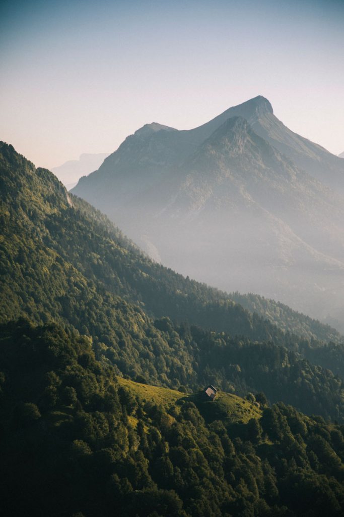 Randonnée facile en Savoie dans le massif des Bauges. crédit photo : Clara Ferrand - blog Wildroad