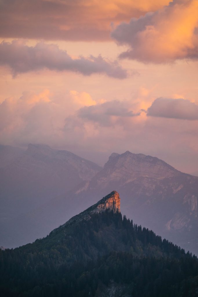 Coucher de soleil sur le sommet de la Pinéa depuis le Charmant Som. crédit photo: Clara Ferrand - blog Wildroad