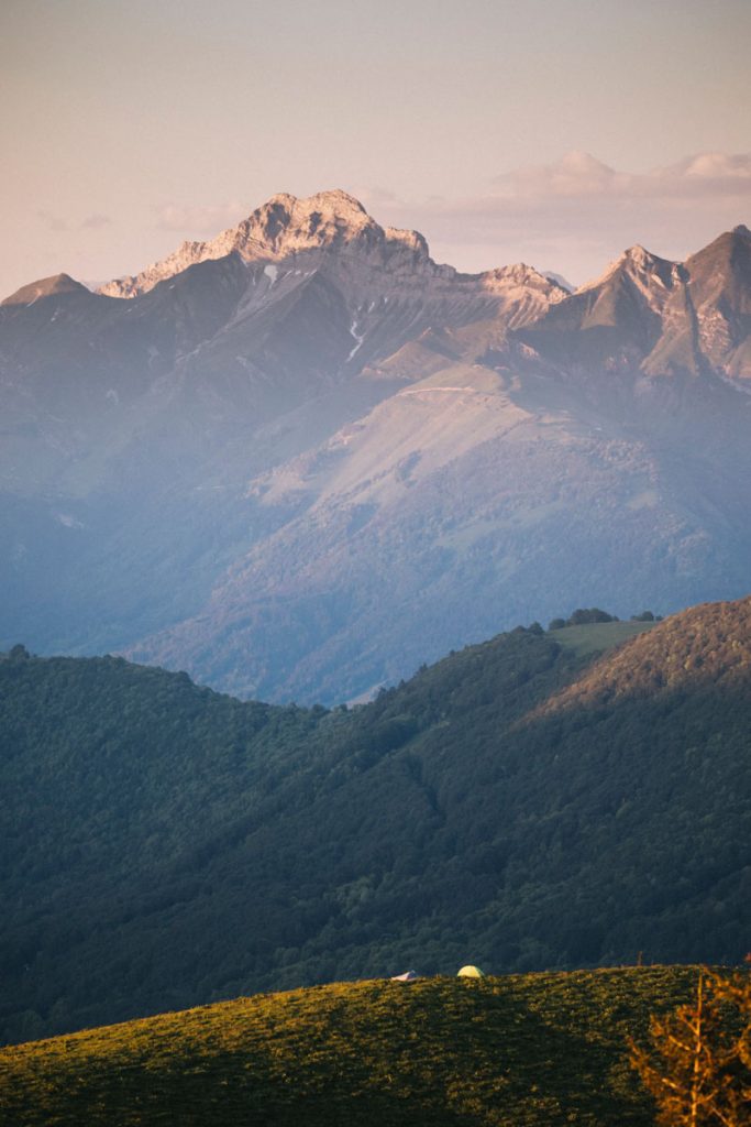 Mon équipement pour un bivouac printanier dans le parc naturel régional du massif des Bauges. crédit photo : Clara Ferrand - blo gWildroad