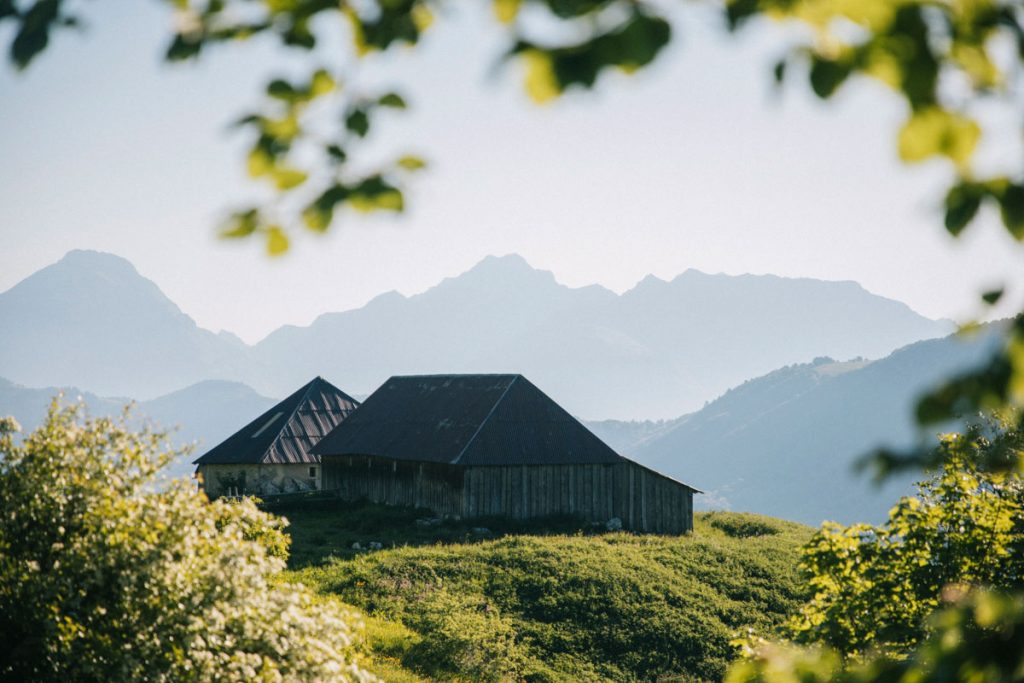Les Chalets de la Buffas avec le panorama sur la pointe de l'Arcalod . crédit photo : Clara Ferrand - blog Wildroad