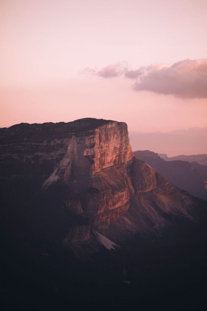 Coucher de soleil sur le sommet du Granier dans le massif de la Chartreuse. crédit photo : Clara Ferrand - blog Wildroad
