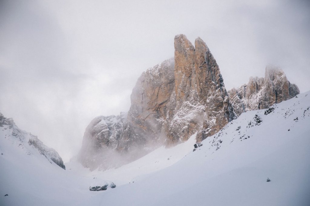 Les aiguilles d'Ansabère dans les Pyrénées, vallée d'Aspe. crédit photo  : Clara Ferrand - blog Wildroad