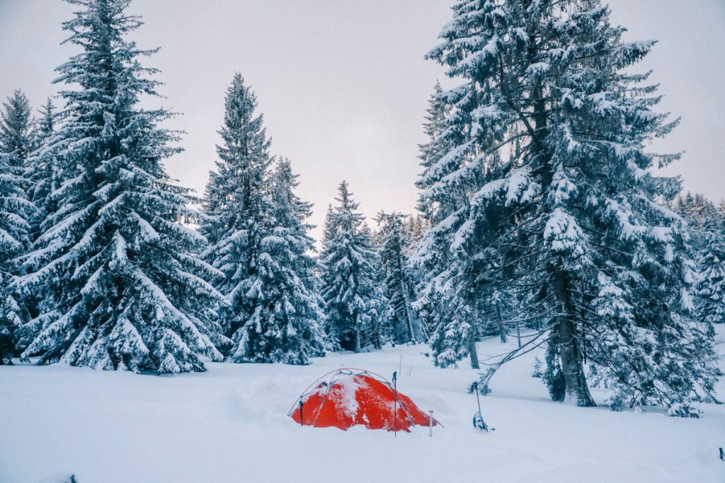 Comment se préparer à un bivouac hivernal dans la neige. crédit photo : Clara Ferrand - blog Wildroad