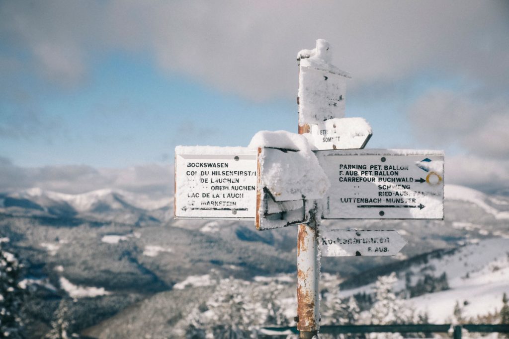 Sentier de randonnée balisé autour du Petit Ballon pour une randonnée en hiver. crédit photo : Clara Ferrand - blog Wildroad
