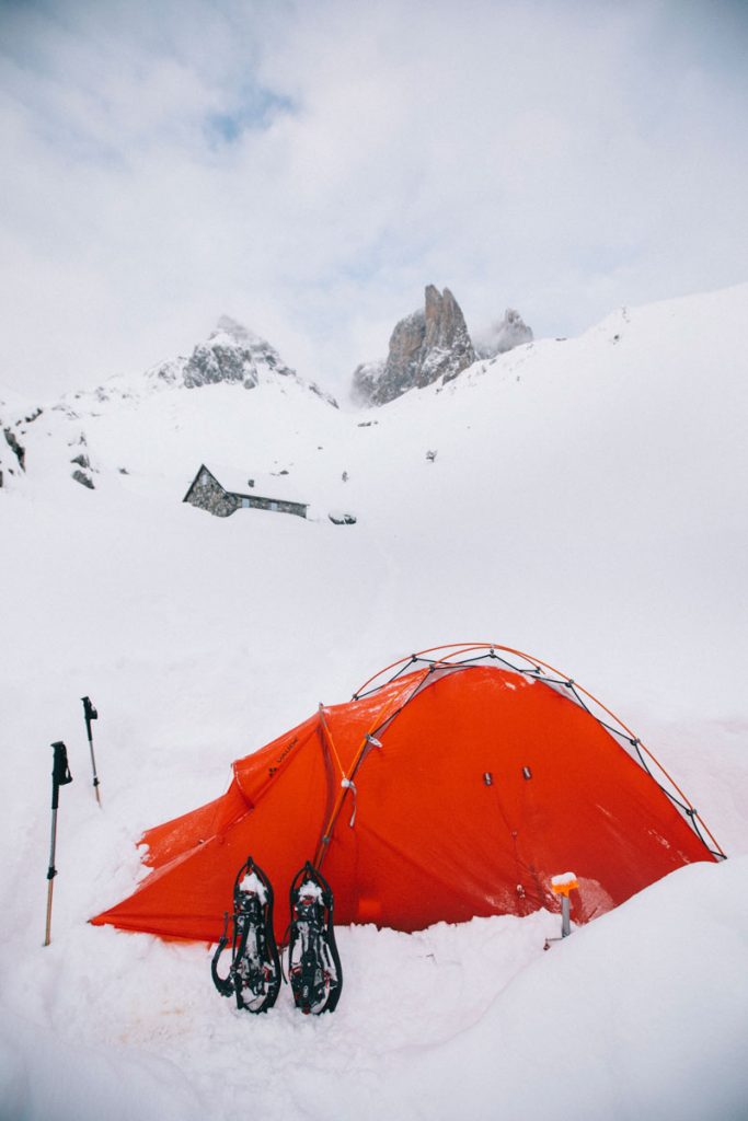 Bivouac au pied des aiguilles d'Ansabère dans les Pyrénées en hiver. crédit photo : Clara Ferrand - blog Wildroad