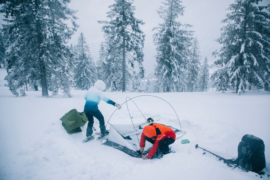 Montage du campement dans la neige dans le massif des Vosges. crédit photo : Clara Ferrand - blog Wildroad