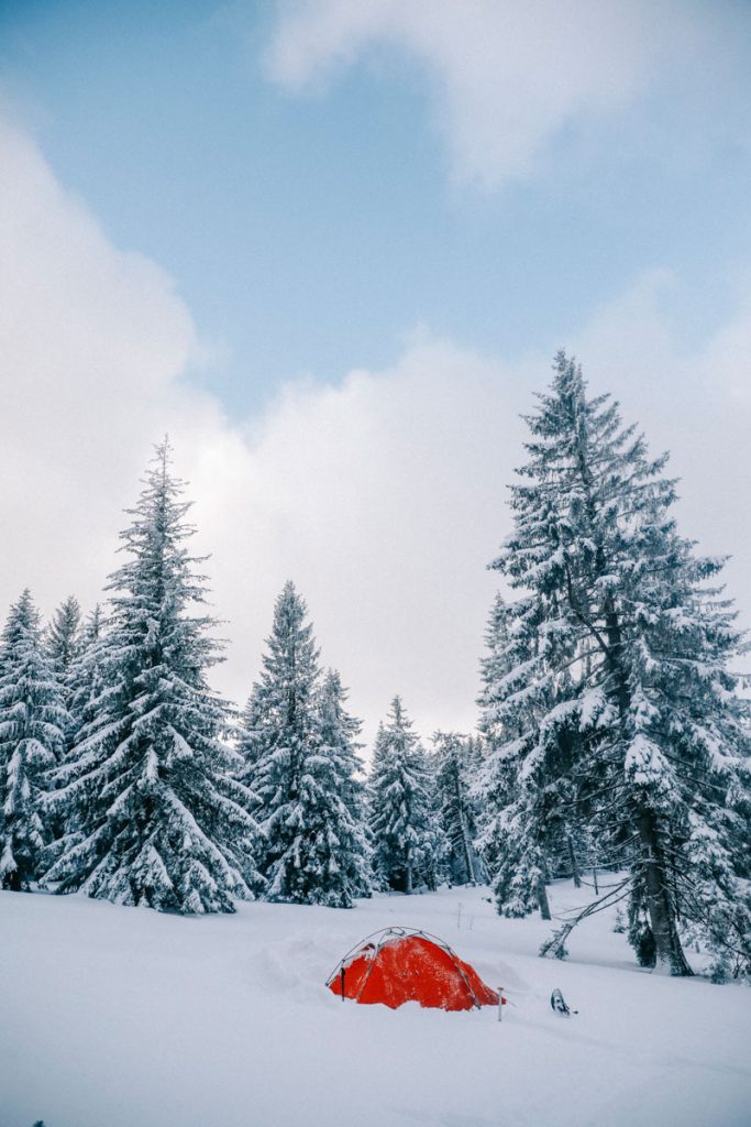La tente 4 saison Vaude pour un bivouac dans la neige. crédit photo : Clara Ferrand - blog Wildroad