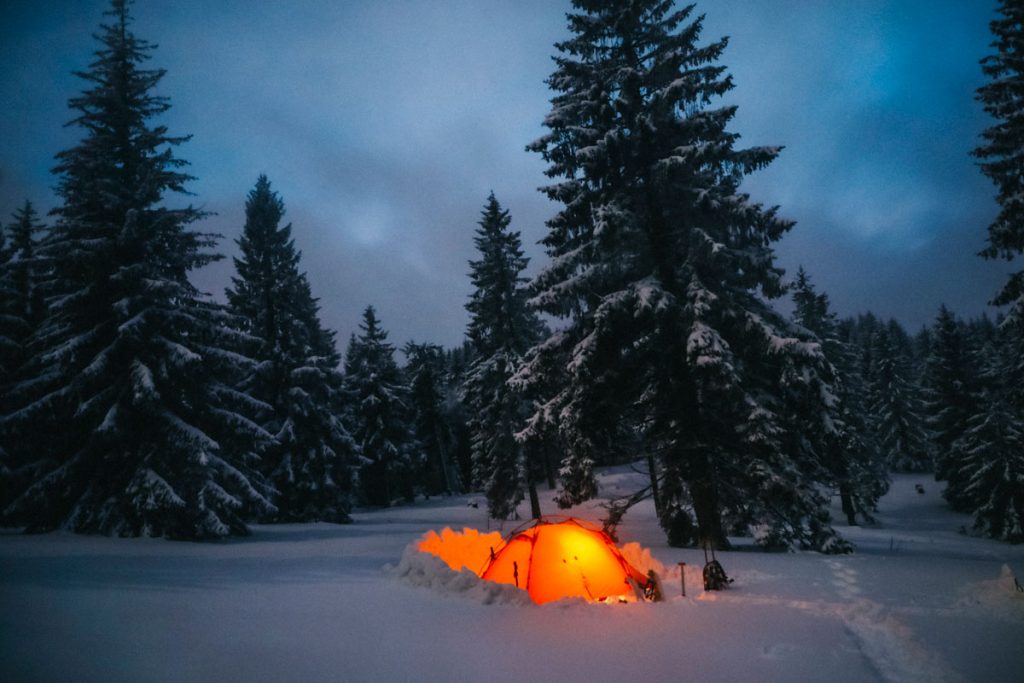 Bivouac hivernal au pied du Petit Ballon dans le massif des Vosges. crédit photo : Clara Ferrand - blog Wildroad