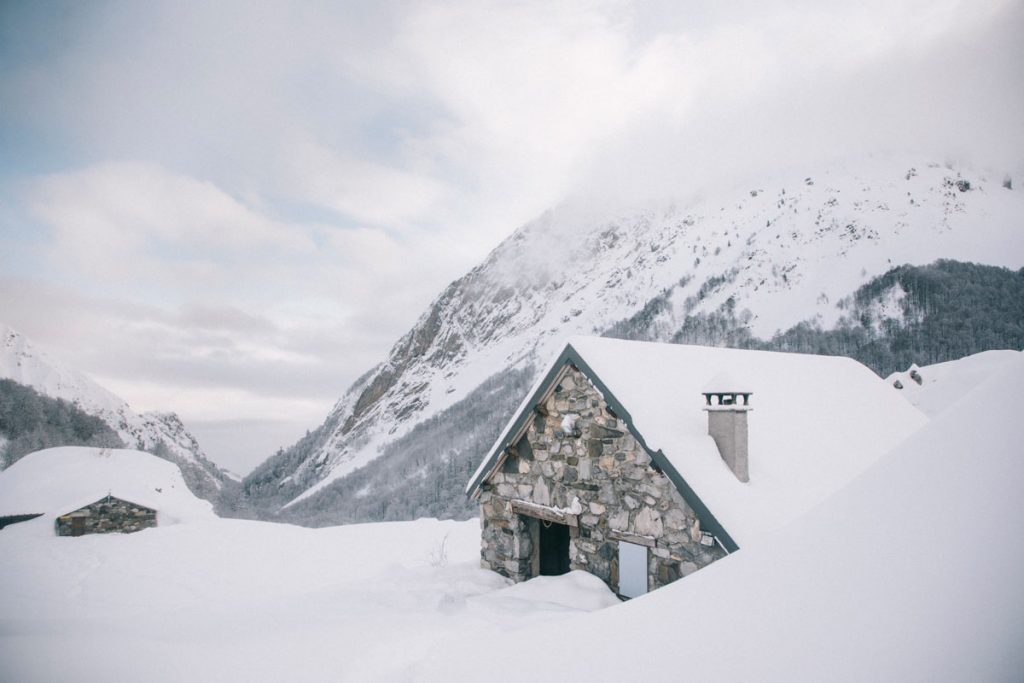 les cabanes d'Ansabère dans les Pyrénées sous la neige. crédit photo : Clara Ferrand - blog Wildroad