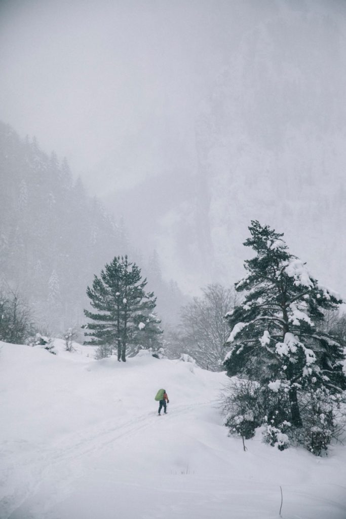Randonner dans le cirque de Lescun en hiver. crédit photo : Clara Ferrand - blog Wildroad