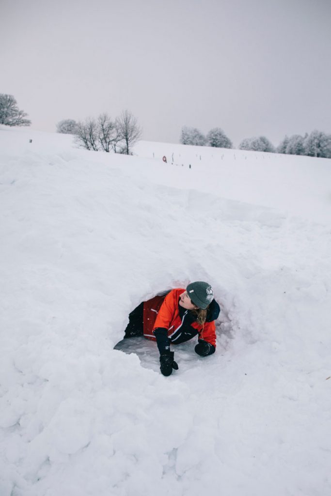 La construction d'un igloo ou d'un abris à neige dans le massif des Vosges. crédit photo : Clara Ferrand - blog Wildroad
