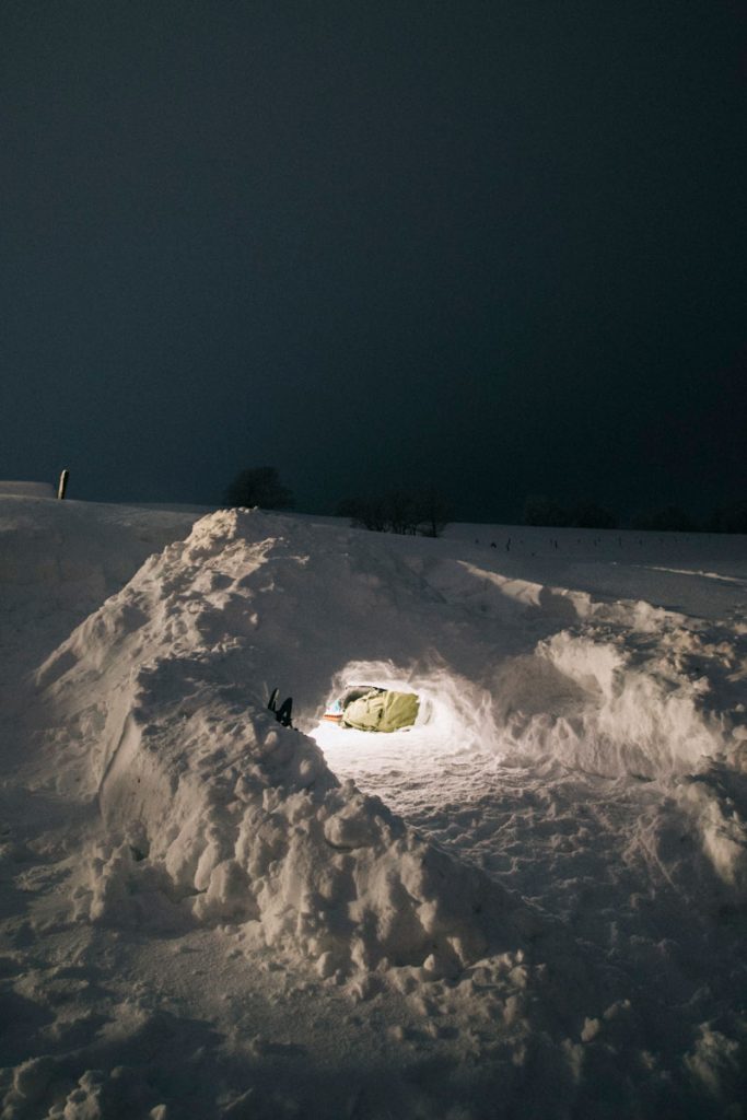 Coustruir un abri sous neige pour passer la nuit dedans. crédit photo : Clara Ferrand - blog Wildroad