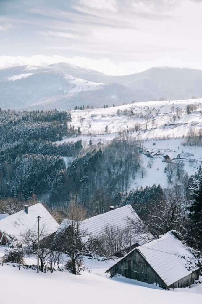 Départ en randonnée raquette depuis le village de Hilsen en Alsace. crédit photo : Clara Ferrand - blog Wildroad