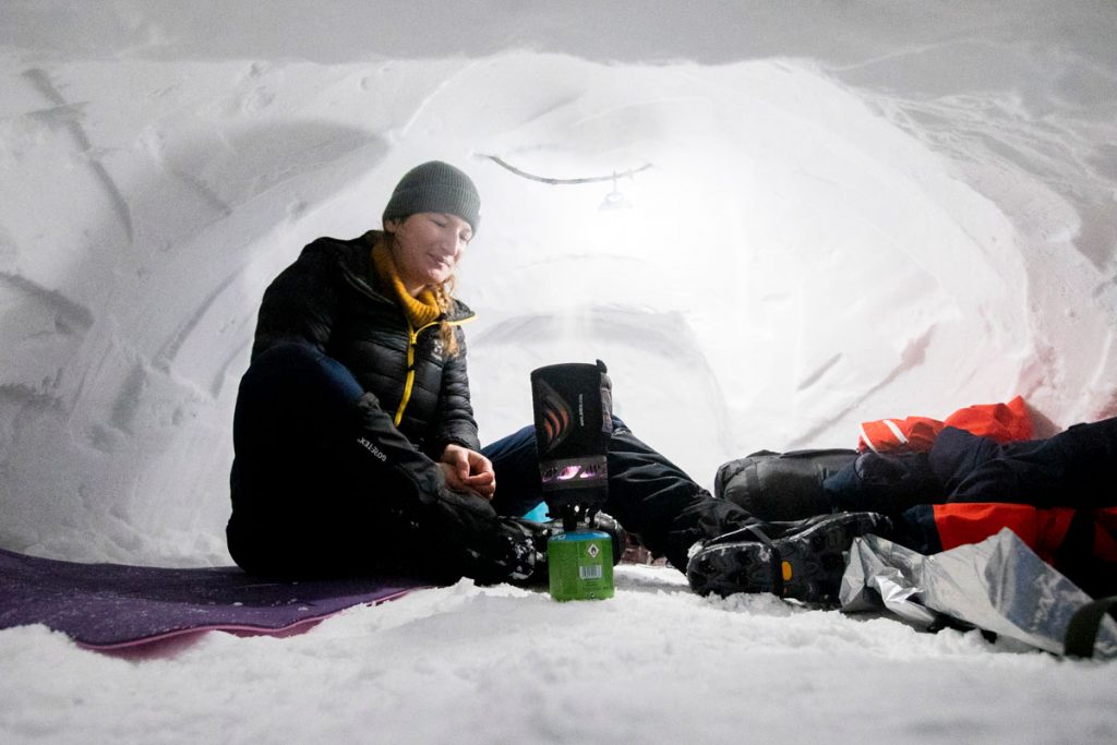 Dormir dans un abri à neige : construction et conseil pour passer une nuit au chaud. crédit photo : Clara Ferrand - blog Wildroad
