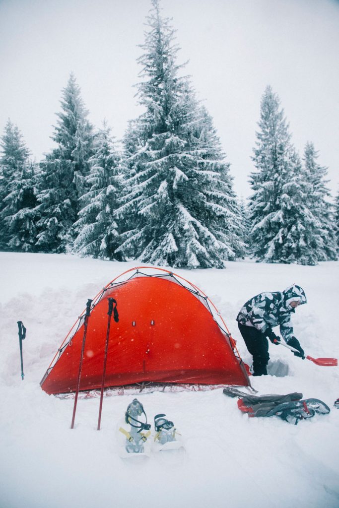 Préparer son campement pour faire un bivouac dans la neige. crédit photo : Clara Ferrand - blog Wildroad