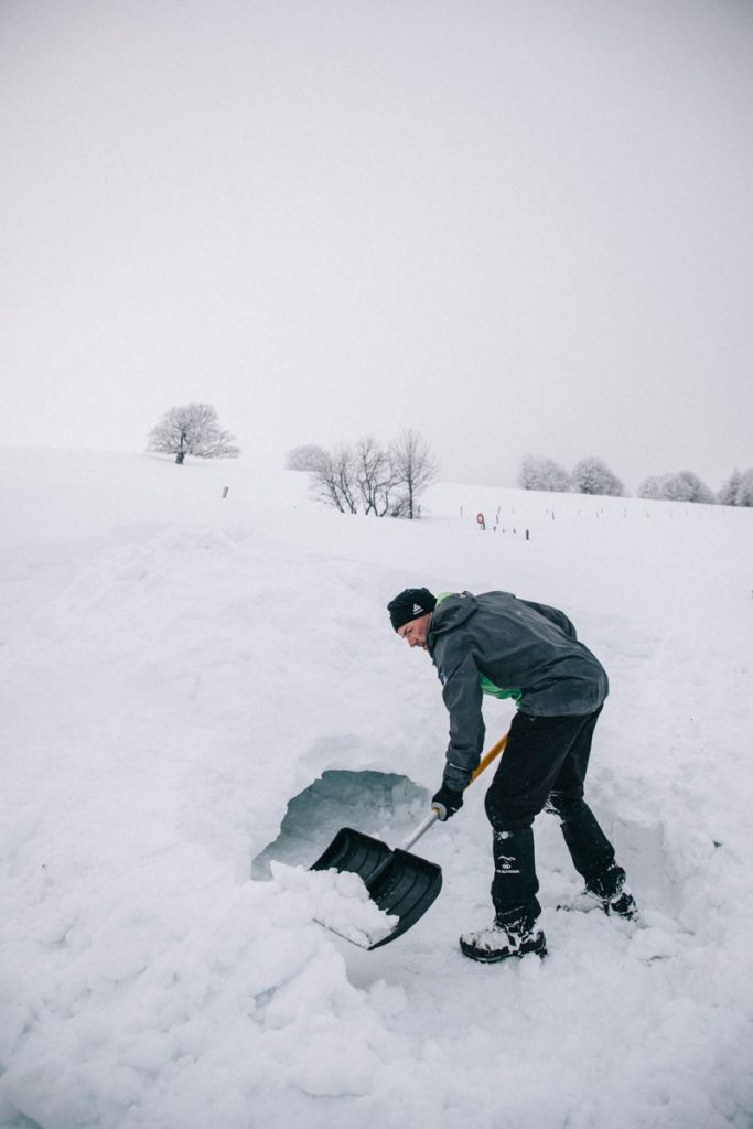 Construction d'un igloo après la b balade en raquette au Markstein. crédit photo : Clara Ferrand - blog Wildroad