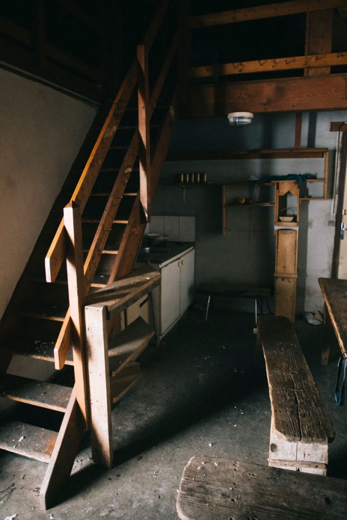 L'intérieur de la cabanes des privés d'amour en dessous dans aiguilles d'Ansabère. crédit photo : Clara Ferrand - blog Wildroad