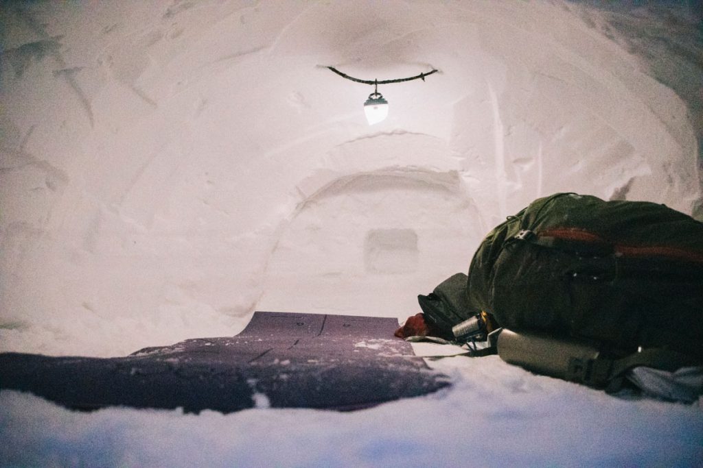 L'intérieur d'un igloo pour dormir dedans dans le massif des Vosges. crédit photo : Clara Ferrand - blog Wildroad