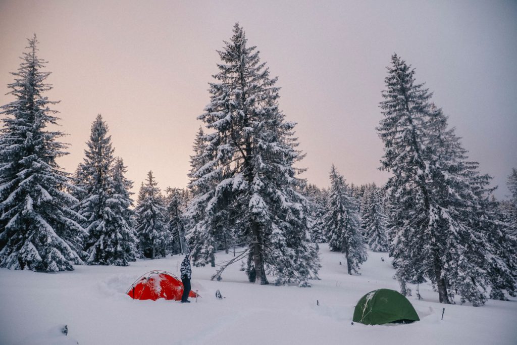 Lever de soleil dans le massif des Vosges après une nuit sous tente. crédit photo : Clara Ferrand - blog Wildroad