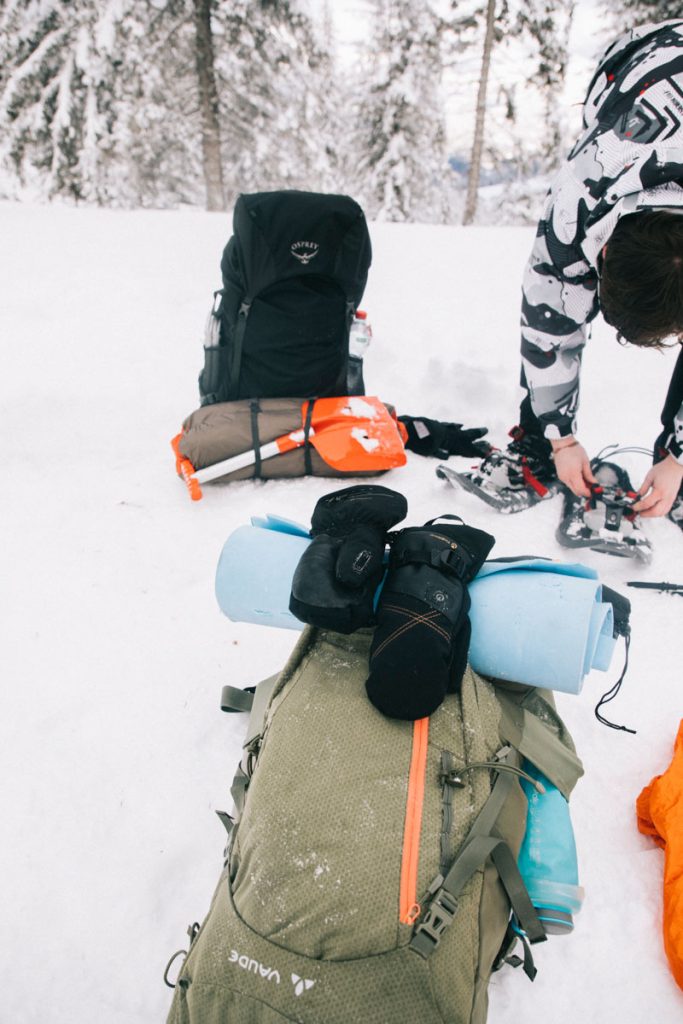 Notre matériel pour un bivouac hivernal au Petit Ballon. crédit photo : Clara Ferrand - blog Wildroad
