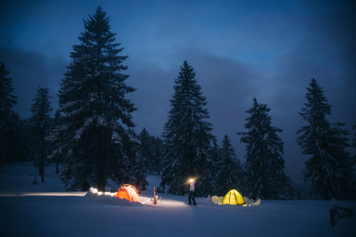 Randonnée raquette et bivouac hivernal au Petit Ballon dans le massif des Vosges. crédit photo : Clara Ferrand