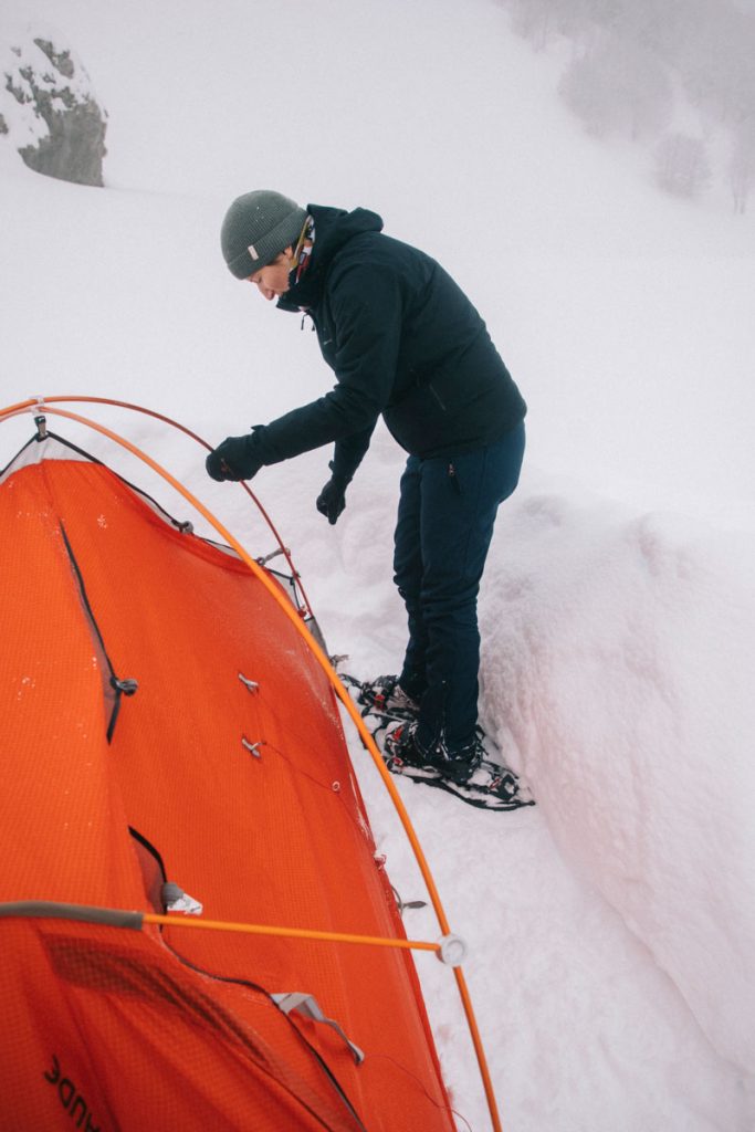 Montage d'une tente 4 saison dans la neige. crédit photo : Clara Ferrand -blog Wildroad
