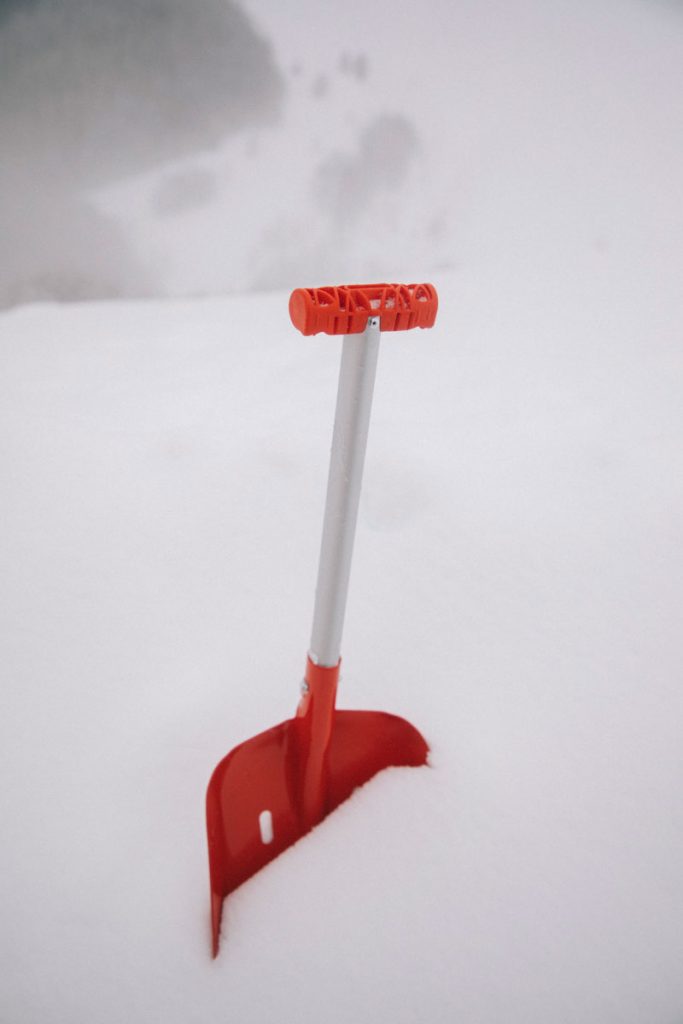 Une pelle à neige pour définir le campement dans la neige. crédit photo : Clara Ferrand - blog Wildroad