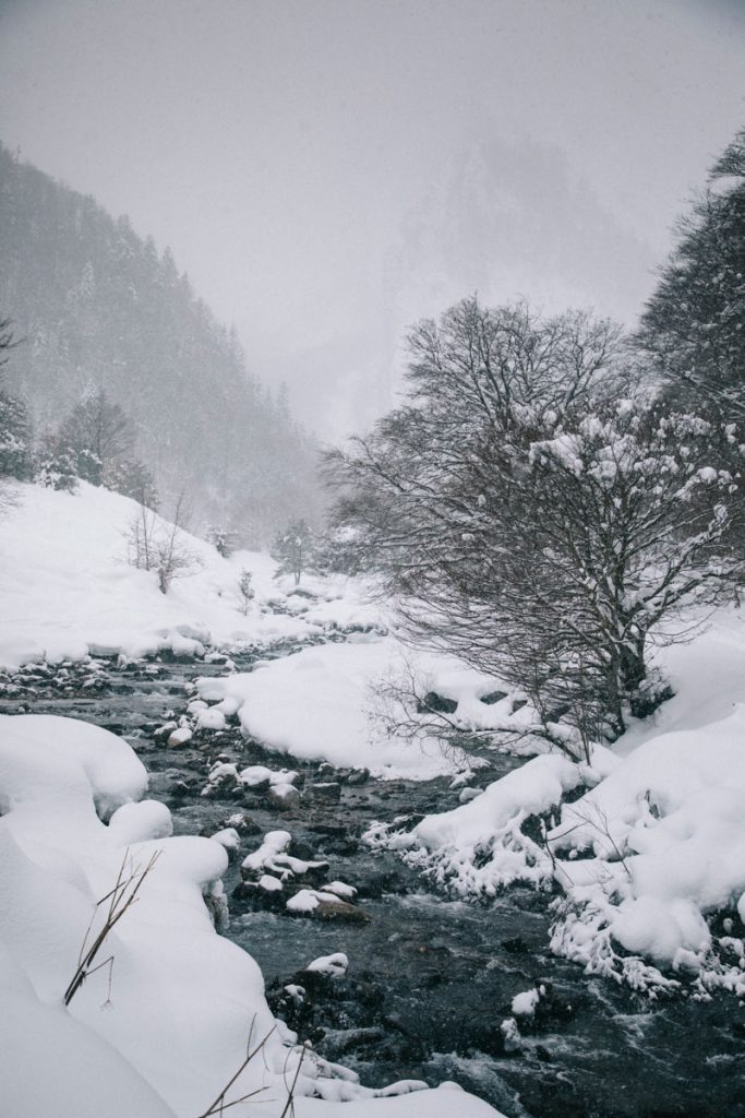 Pont de Lamary en direction des cabanes d'Ansabère dans le cirque de Lescun. crédit photo: Clara Ferrand -blog Wildroad