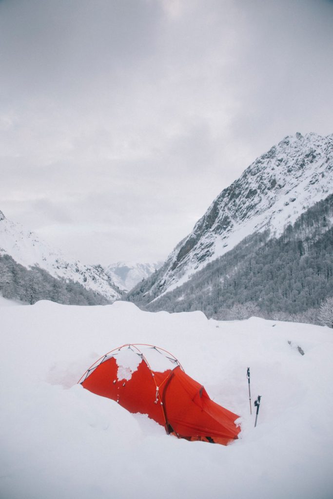 Ma tente 4 saison pour un bivouac hivernal dans les Pyrénées Bearn en hiver. crédit photo : Clara Ferrand -blog Wildroad