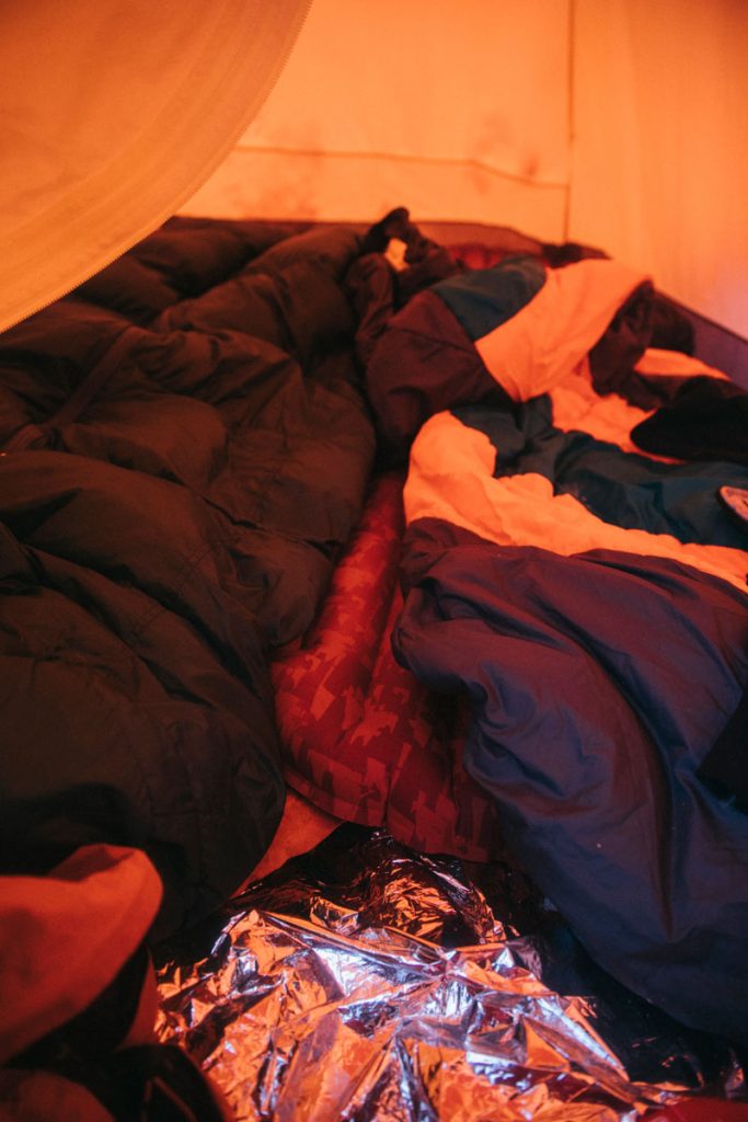 Mon sac de couchage pour un bivouac dans la neige en hiver dans les Pyrénées. crédit photo : Clara Ferrand - blog Wildroad