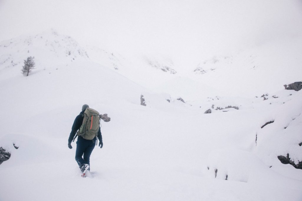Randonnée raquette dans la vallée d'Aspe au pied des aiguilles d'Ansabère. crédit photo : Clara Ferrand - blog Wildroad