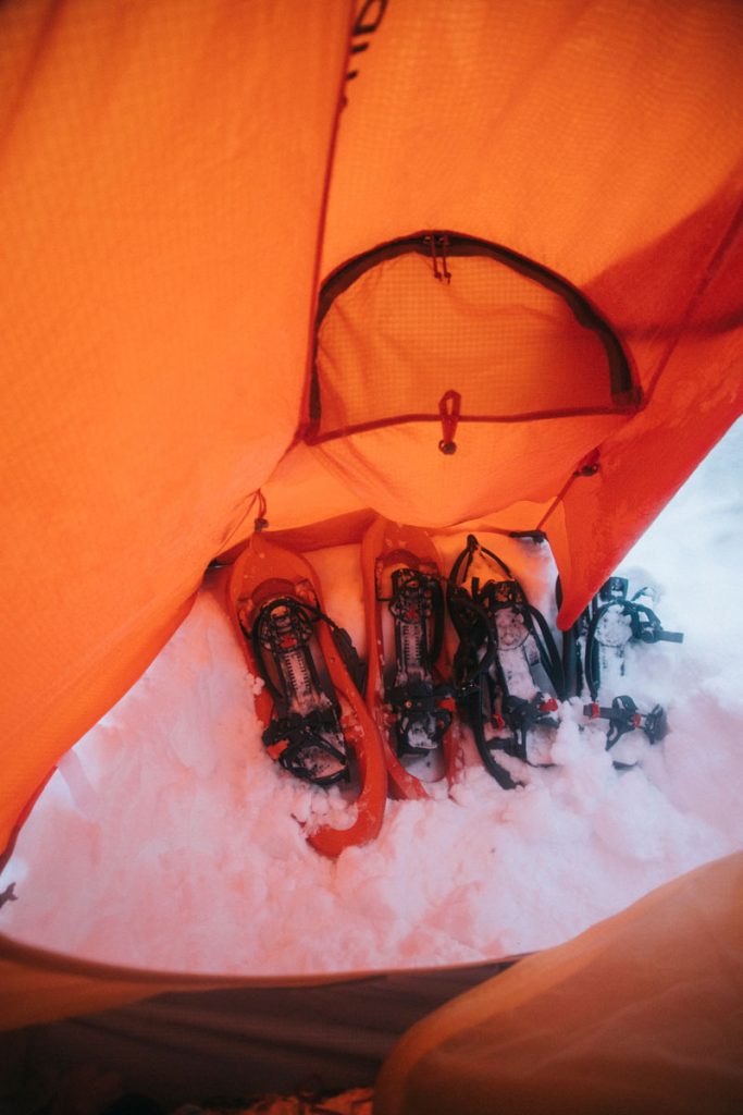 Construction de la fosse à froid pour un bivouac en hiver dans les Pyrénées. crédit photo : Clara Ferrand -blog Wildroad