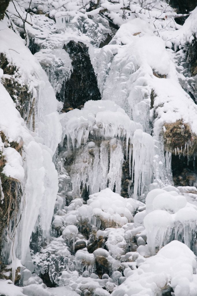 Cascade gelée sur le sentier de randonnée dans les Pyrénées. crédit photo : Clara Ferrand - blog Wildroad