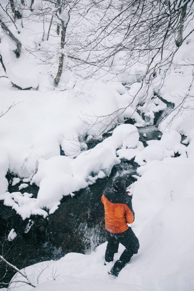 Randonnée raquettes dans les Pyrénées dans la vallée d'Aspe. crédit photo : Clara Ferrand - blog Wildroad