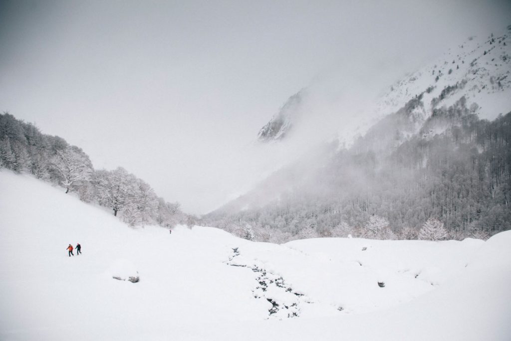 Randonnée jusqu'aux cabanes d'Ansabère dans les Pyrénées en hiver. crédit photo : Clara Ferrand - blog Wildroad