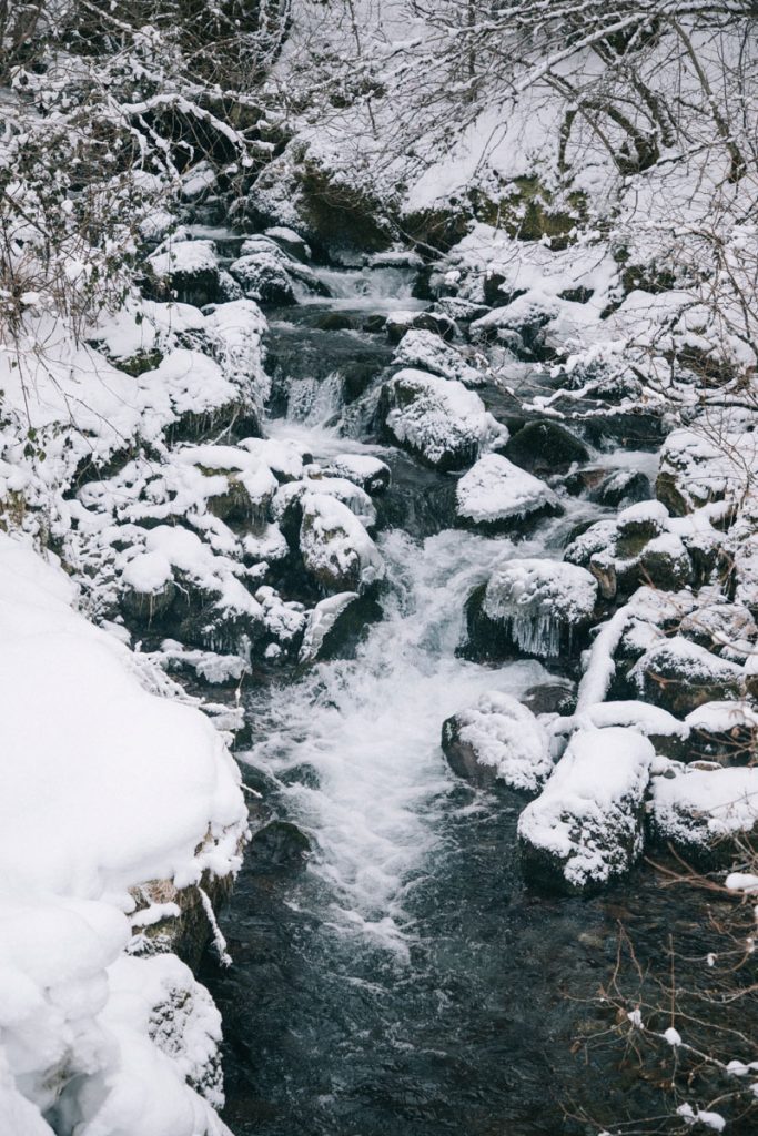 Sentier de randonnée pour des raquettes en hiver dans les pyrénées. crédit photo : Clara Ferrand - blog Wildroad